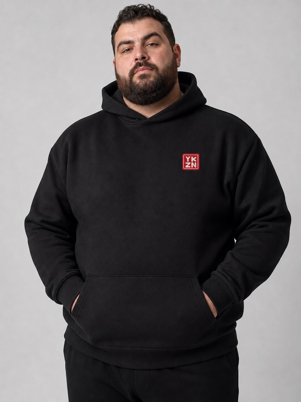 Felpa box logo YKZN indossata